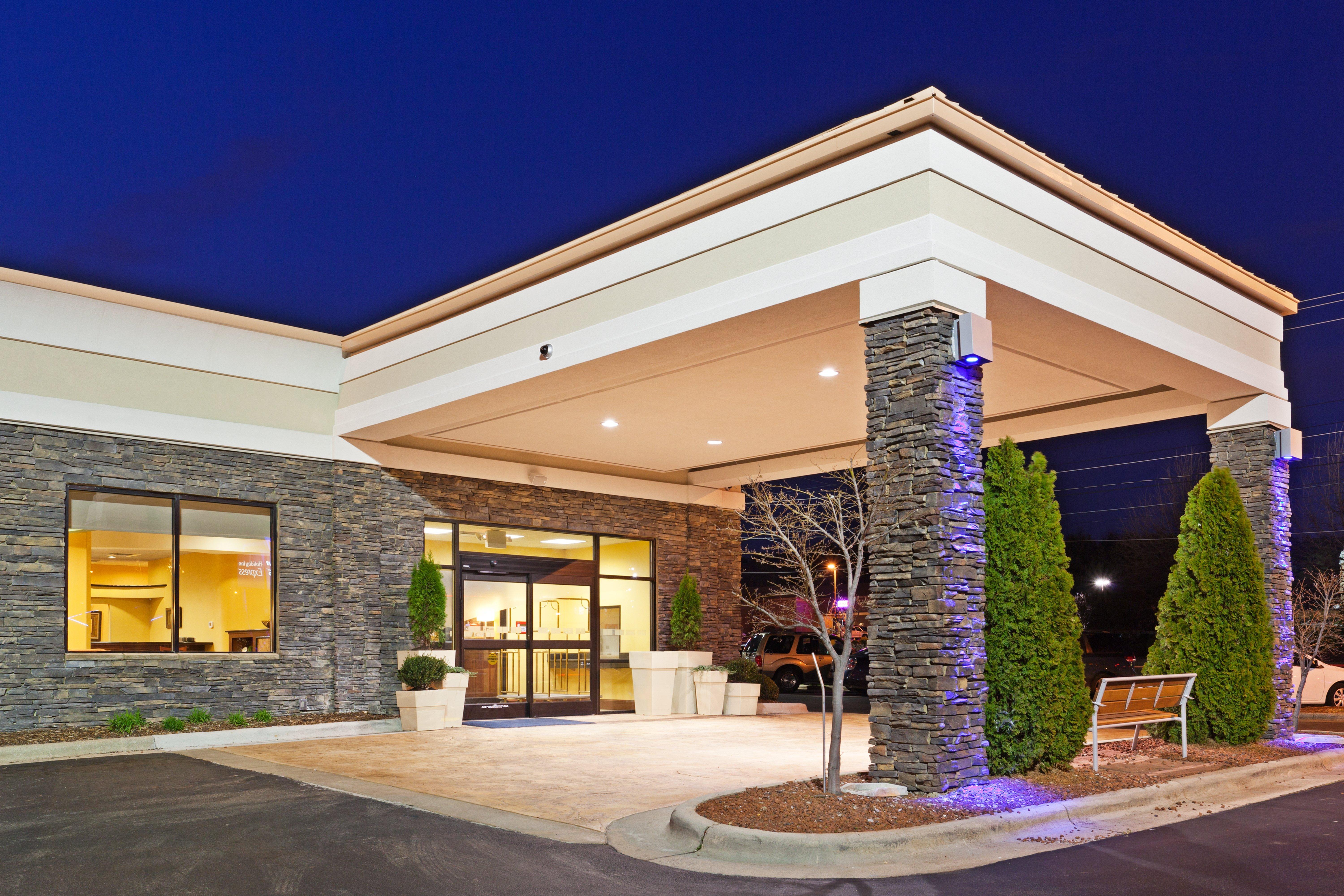 Holiday Inn Express & Suites Greensboro - I-40 Atwendover, An Ihg Hotel Exterior foto