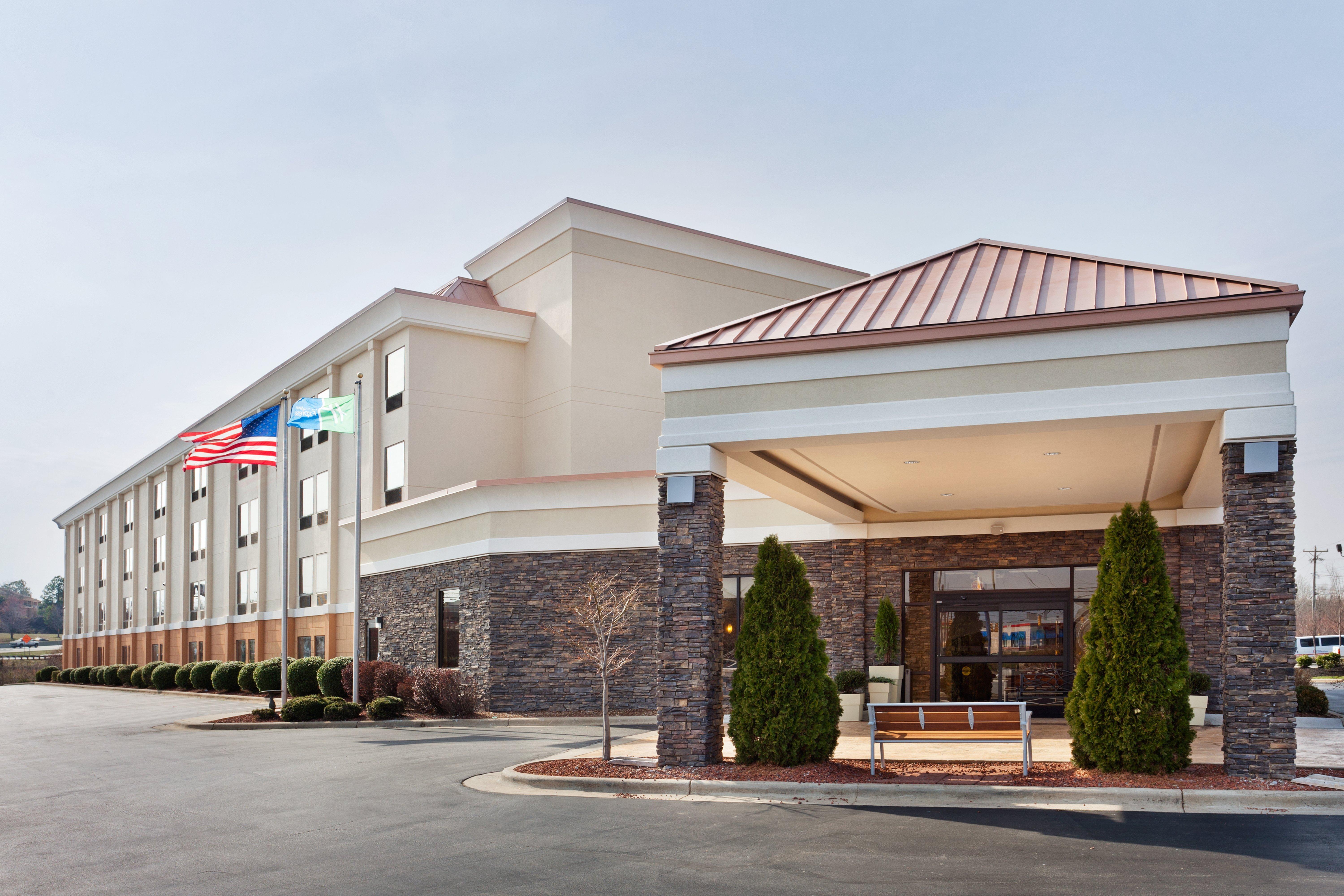 Holiday Inn Express & Suites Greensboro - I-40 Atwendover, An Ihg Hotel Exterior foto